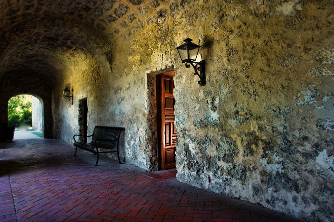 San Antonio Missions UNESCO World Heritage Sites Tour - Alamo Plaza and the choice at the end