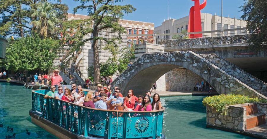 San Antonio: River Walk Cruise Ticket - The guides are the heart of the ride