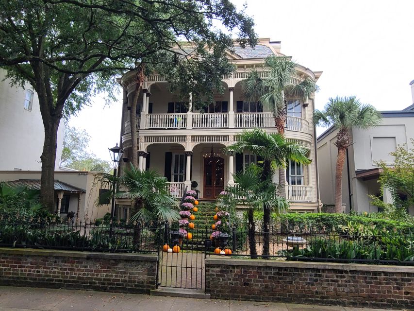 Savannah: Old Town Hop-On Hop-Off Trolley Tour - Start with one complete loop through Savannah