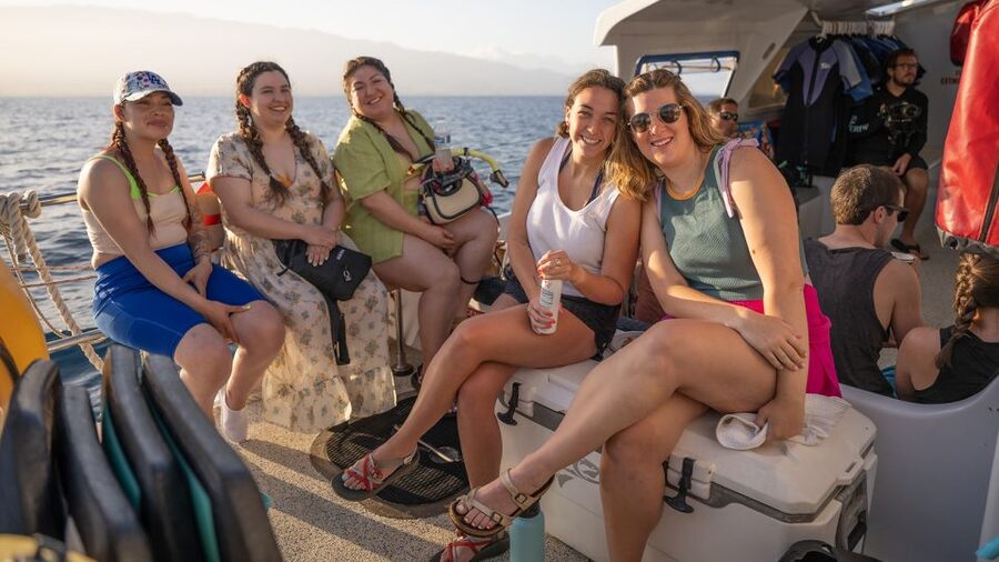 South Maui: Molokini & Turtle Town Snorkeling Tour with Meal - Crew support is a major part of the value