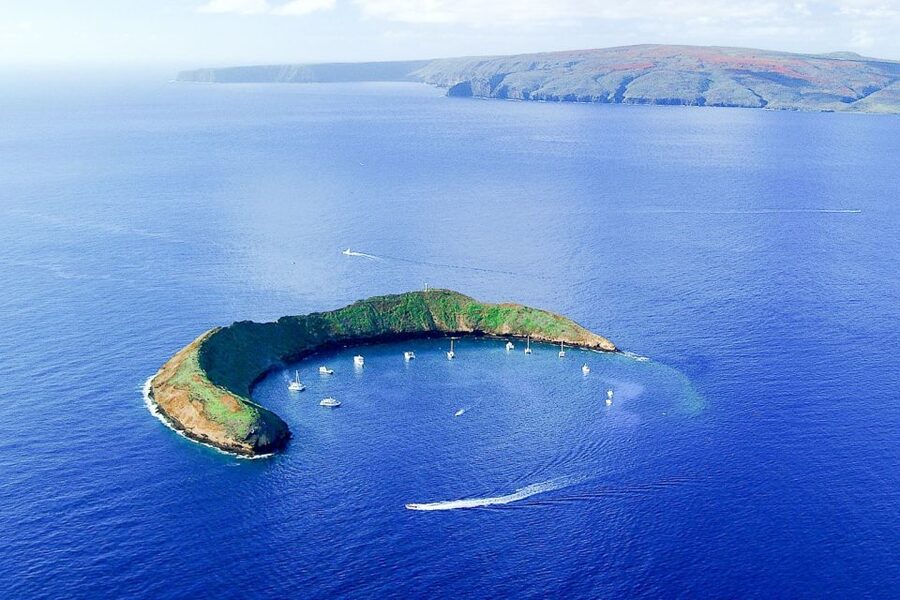 South Maui: Molokini & Turtle Town Snorkeling Tour with Meal - Molokini: an extinct crater with unusually clear water