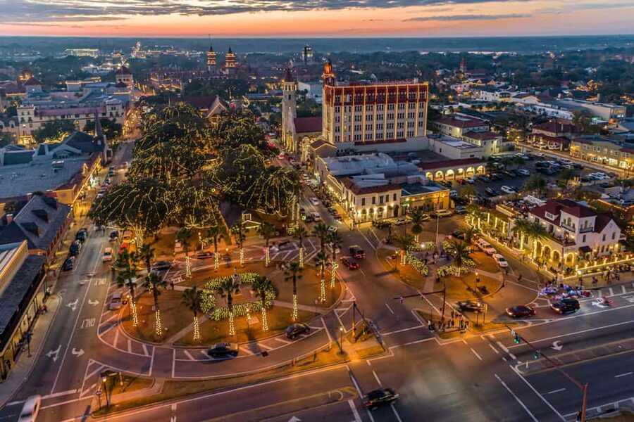 St Augustine: Nights of Lights Trolley Tour - The open-air trolley and the first lights