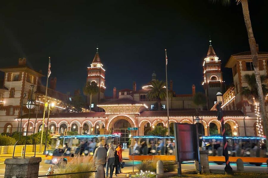 St Augustine: Nights of Lights Trolley Tour - Cider and cookies at the end