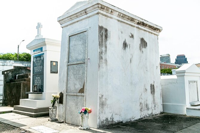 St. Louis Cemetery No. 1 Official Walking Tour - A short tour with strict cemetery rules