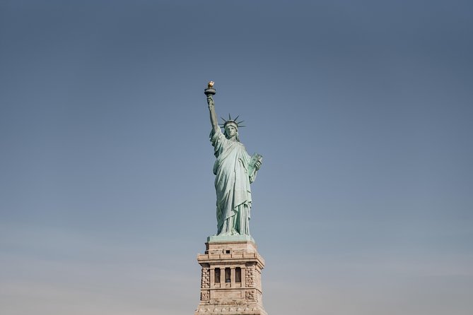 Statue of Liberty and Ellis Island Guided Tour with Ferry - What the guides add to the visit