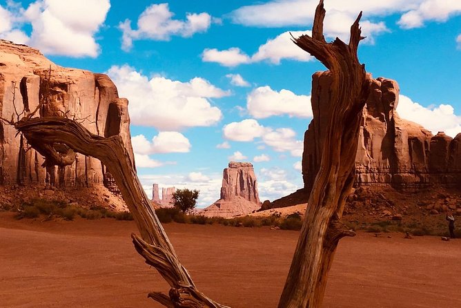 Sunset Tour of Monument Valley - Stop 3: A hogan and Navajo rug weaving