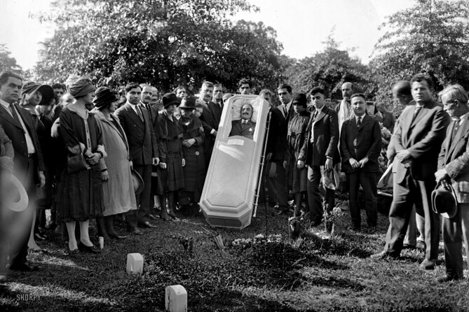 The Galveston Cemetery Tour - Walk With The Dead! - Meeting the Lady in Black at 40th Street and Avenue K