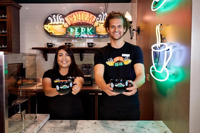 Warner Bros. Studio Tour Hollywood - Friends, Central Perk, and familiar television rooms