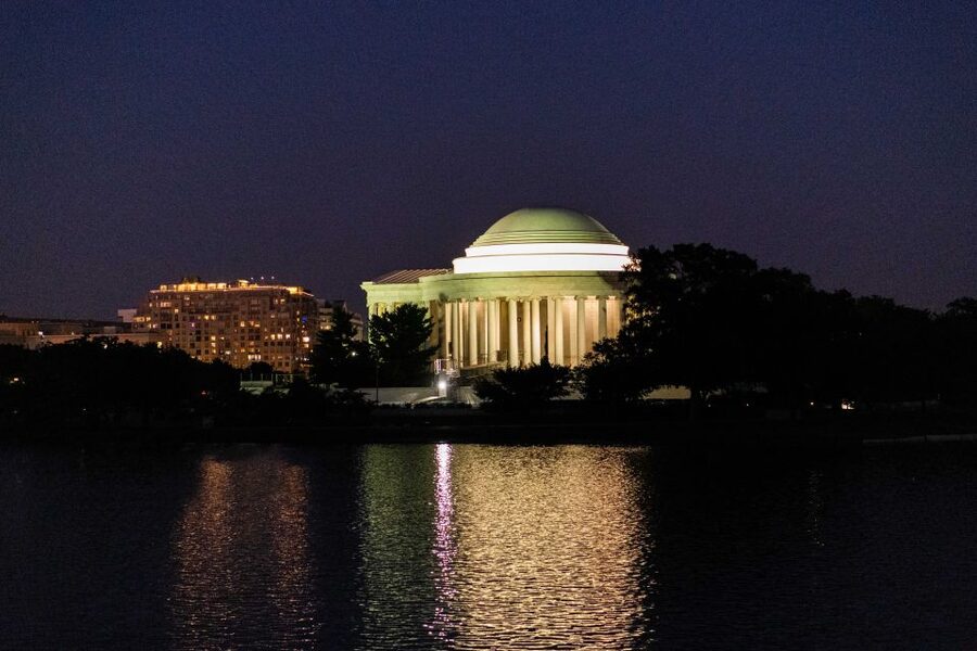 Washington DC: Monuments by Moonlight Nighttime Trolley Tour - Stop two: Lincoln, Vietnam, and Korean War memorials