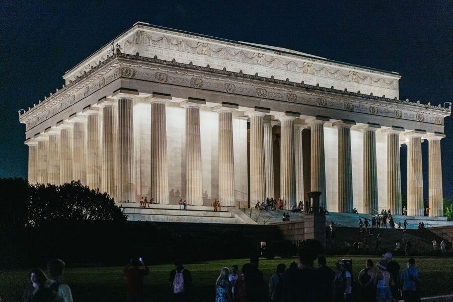 Washington DC: National Mall Night Bus Tour - World War II Memorial and Washington Monument