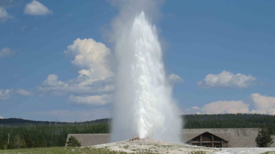 West Yellowstone: Yellowstone Day Tour Including Entry Fee - Grand Prismatic Spring, Fountain Paint Pots, and color from heat