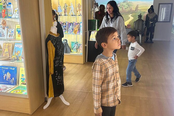 Wizard of OZ Museum tour - Photo stops make the visit work for families